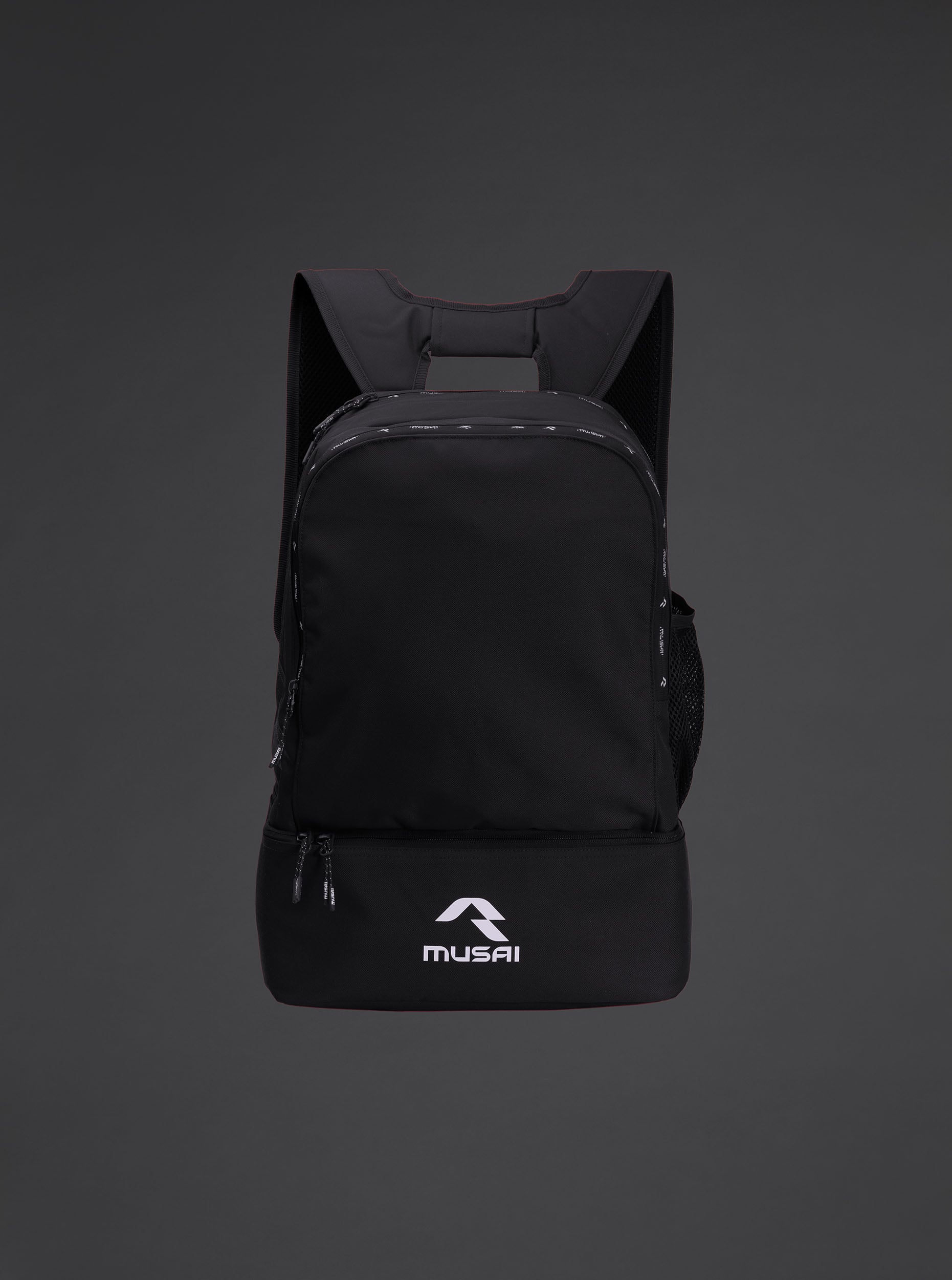 musai-0603-crna-model Sportski ruksak Zote 30 l – Crna, na modelu