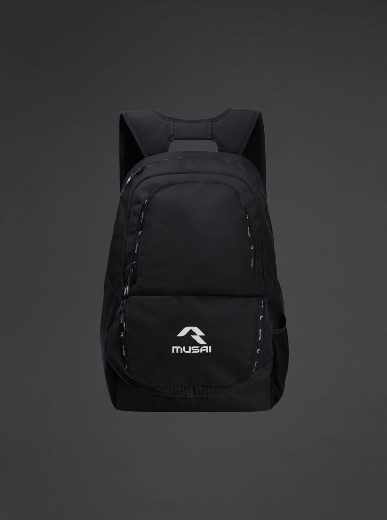 Sportski ruksak Kiatu 45 l – Crna, na modelu